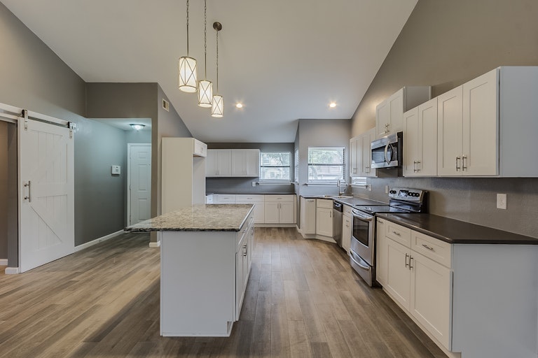 Photo 3 of 13 - 9562 Cloverdale, San Antonio, TX 78250