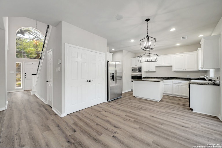 Photo 8 of 32 - 16218 Robinwood Ln, San Antonio, TX 78248