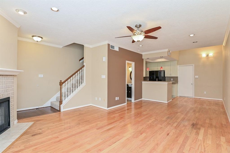 Photo 8 of 32 - 7350 Kirby Dr #37, Houston, TX 77030