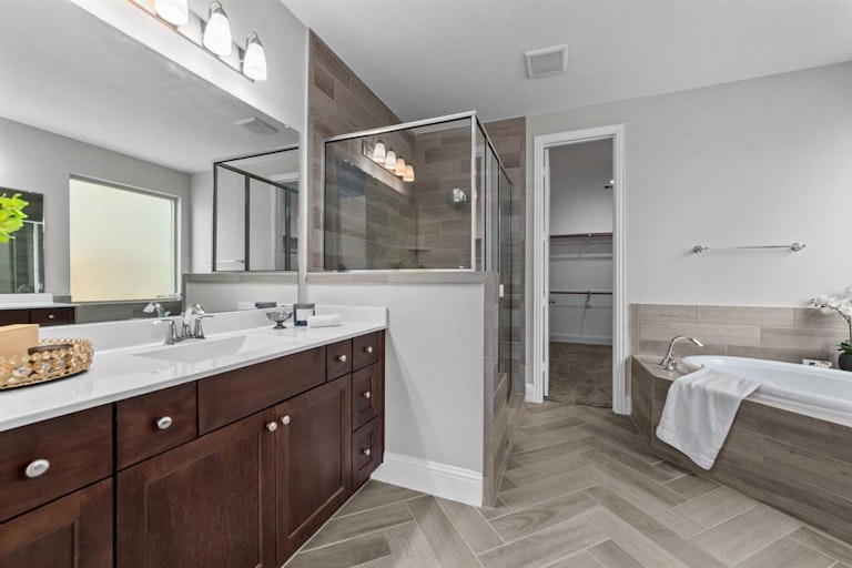 Photo 15 of 38 - 5922 Arcola Meadow Ct, Houston, TX 77059