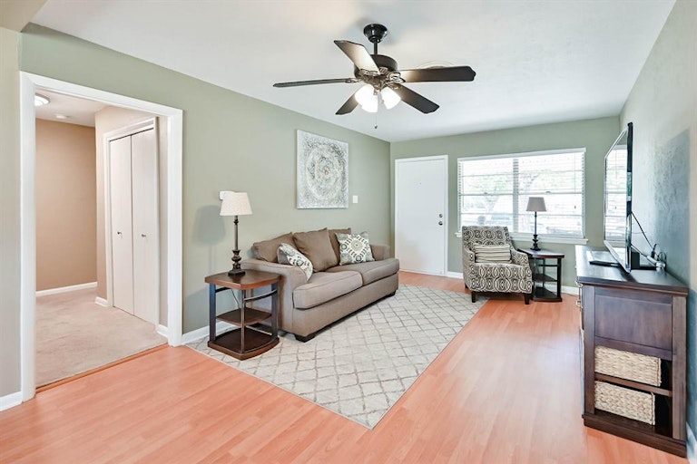 Photo 5 of 24 - 702 Paula St, Kennedale, TX 76060