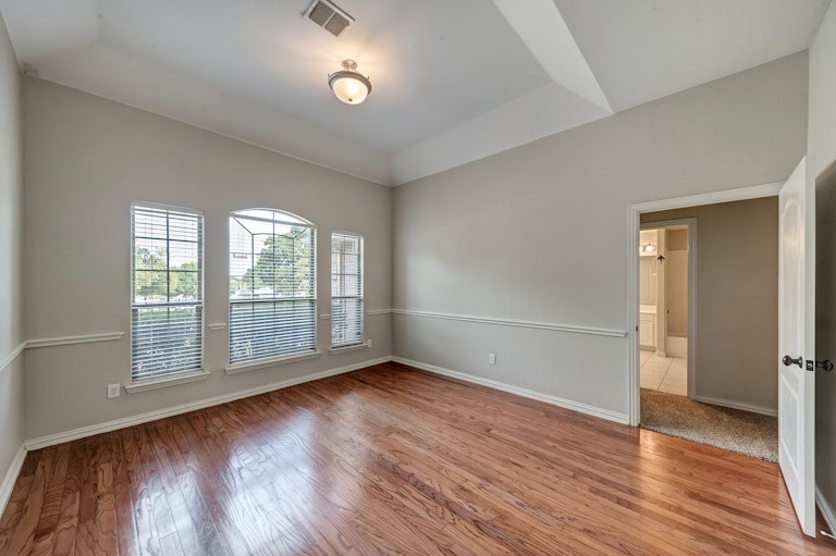 Photo 15 of 32 - 1105 NW Renfro St, Burleson, TX 76028