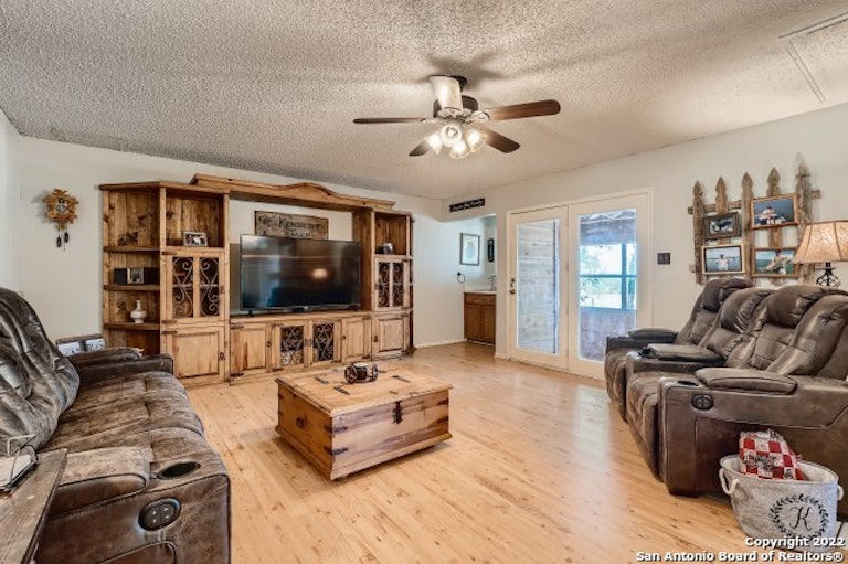 Photo 7 of 38 - 1122 Crescent Hill Dr, San Antonio, TX 78253