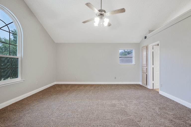 Photo 12 of 25 - 10605 Cobblestone Dr, Benbrook, TX 76126