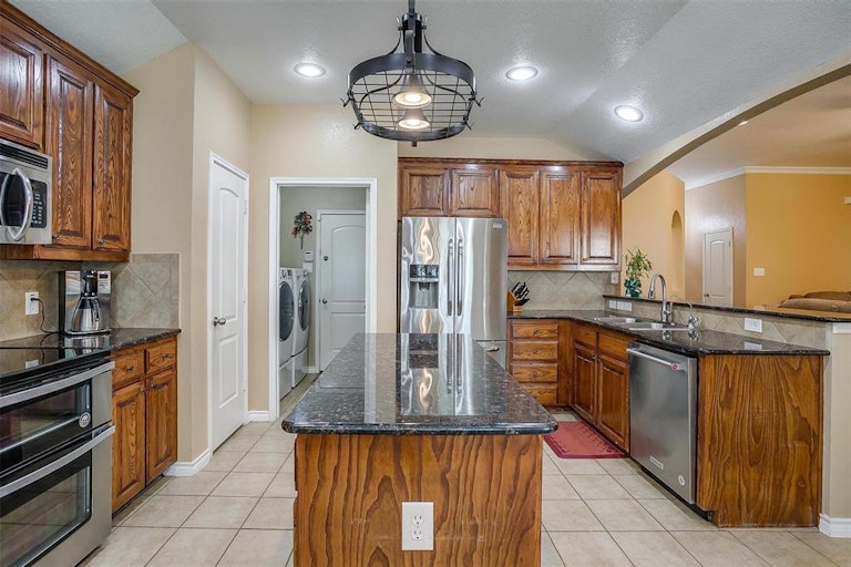 Photo 14 of 40 - 783 Peach Ln, Burleson, TX 76028