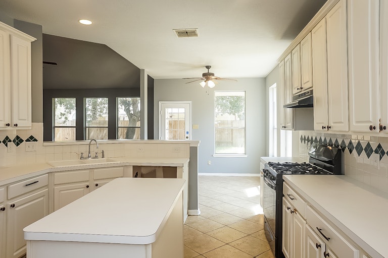 Photo 4 of 27 - 8910 Aberdeen Park Dr, Houston, TX 77095