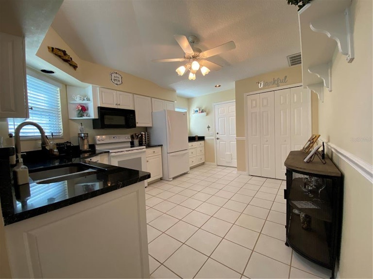 Photo 4 of 17 - 510 Baytree Blvd, Tavares, FL 32778