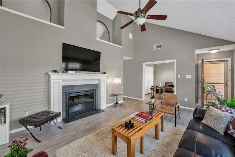 Photo 10 of 31 - 915 Azalia Dr, Lewisville, TX 75067