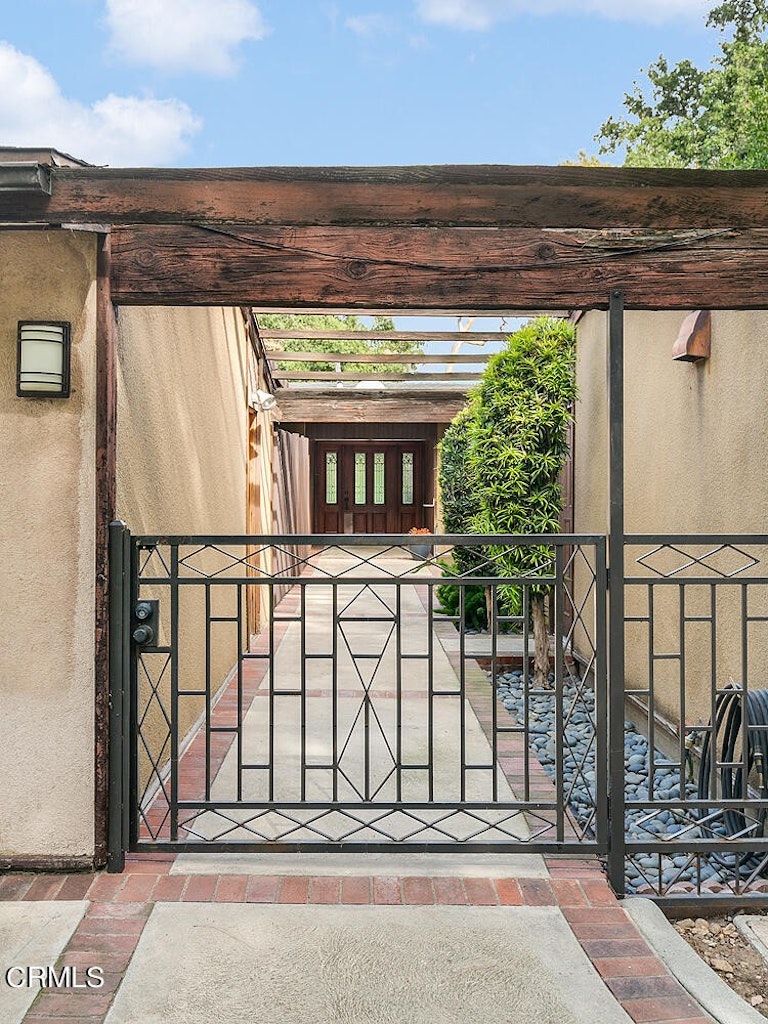 Photo 5 of 47 - 4050 Canyon Dell Dr, Altadena, CA 91001