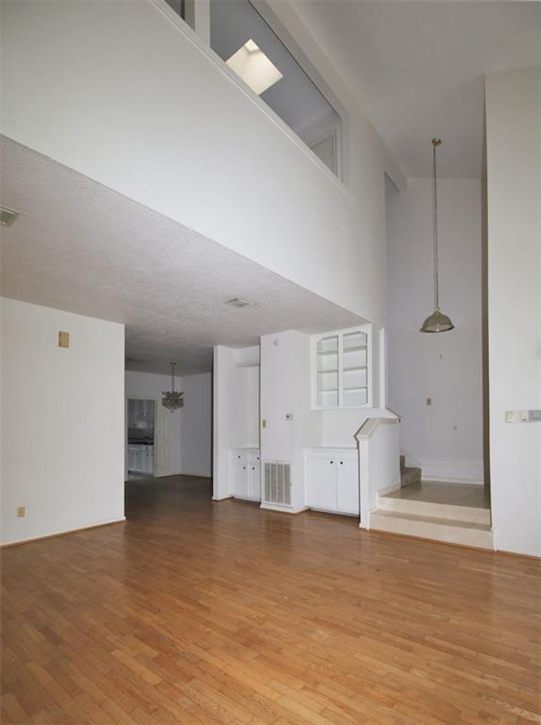 Photo 5 of 28 - 727 Bunker Hill Rd #40, Houston, TX 77024