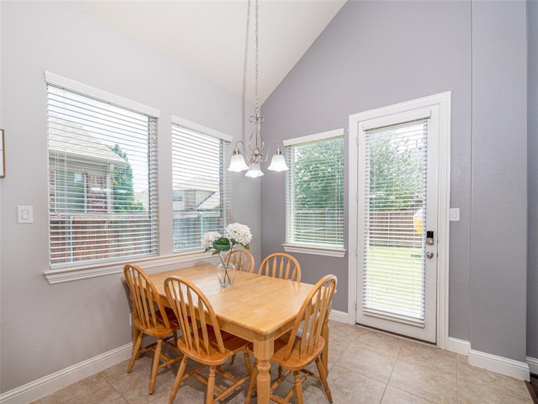 Photo 10 of 35 - 904 Auburn Ct, Savannah, TX 76227