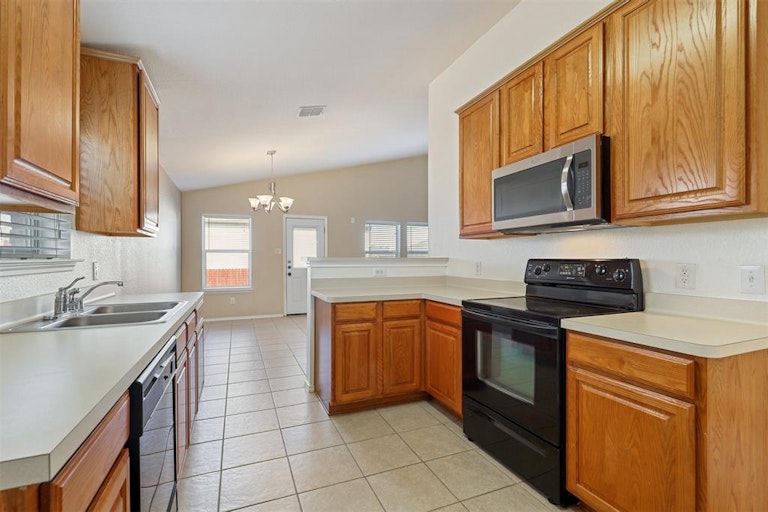 Photo 11 of 25 - 10121 Sourwood Dr, Fort Worth, TX 76244