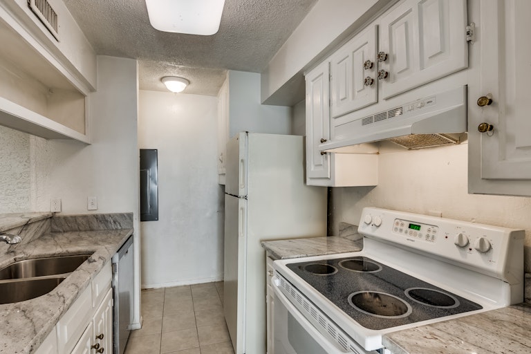 Photo 7 of 21 - 509 Valley Park Dr, Garland, TX 75043