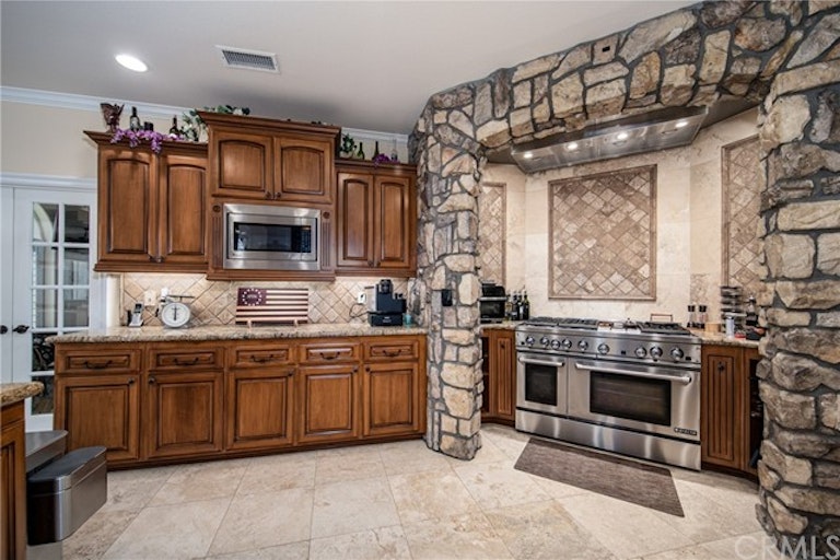 Photo 25 of 48 - 34722 Simi Dr, Yucaipa, CA 92399