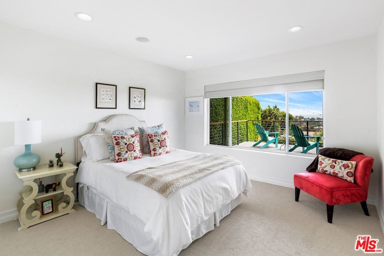 Photo 26 of 54 - 16656 Linda Ter, Pacific Palisades, CA 90272