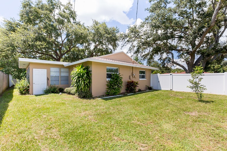 Photo 4 of 16 - 2041 McKinley St, Clearwater, FL 33765