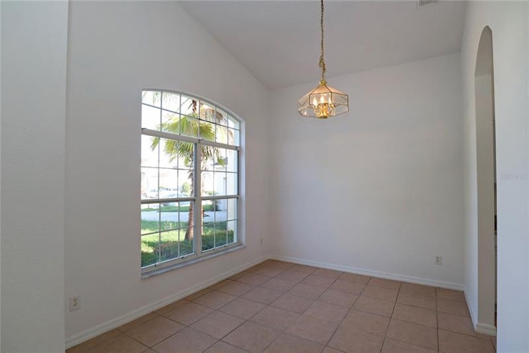 Photo 4 of 28 - 228 Castlemain Cir, Davenport, FL 33897