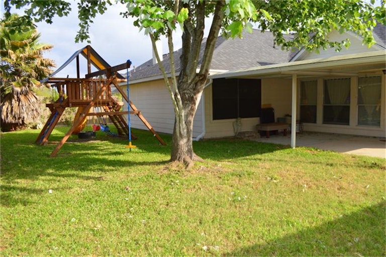 Photo 16 of 17 - 2916 Cambridge Circus, Pearland, TX 77581