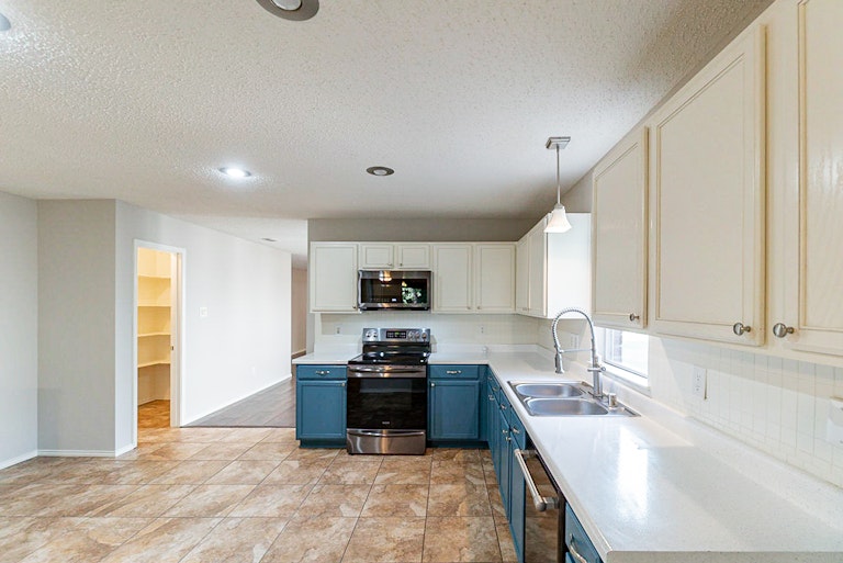 Photo 8 of 34 - 7813 Shoal Bnd, Denton, TX 76210