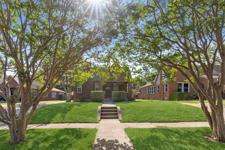 Photo 1 of 27 - 1414 Hollywood Ave, Dallas, TX 75208