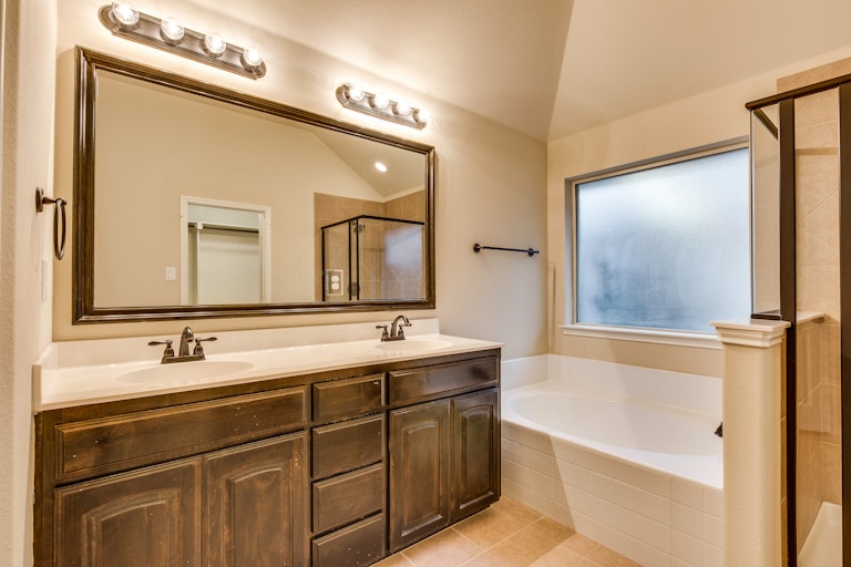 Photo 4 of 28 - 13801 Bluebell Dr, Little Elm, TX 75068