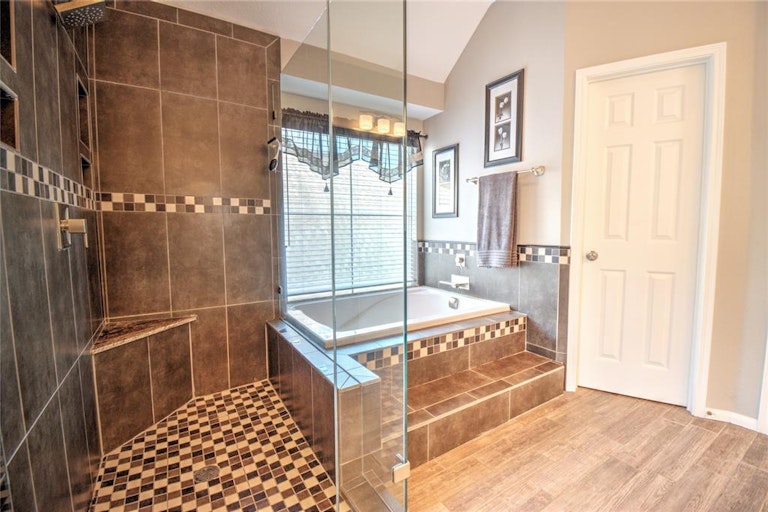 Photo 18 of 30 - 8438 E Copper Lakes Dr, Houston, TX 77095