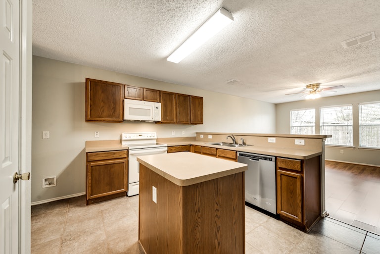 Photo 4 of 27 - 1018 Halifax Ln, Forney, TX 75126