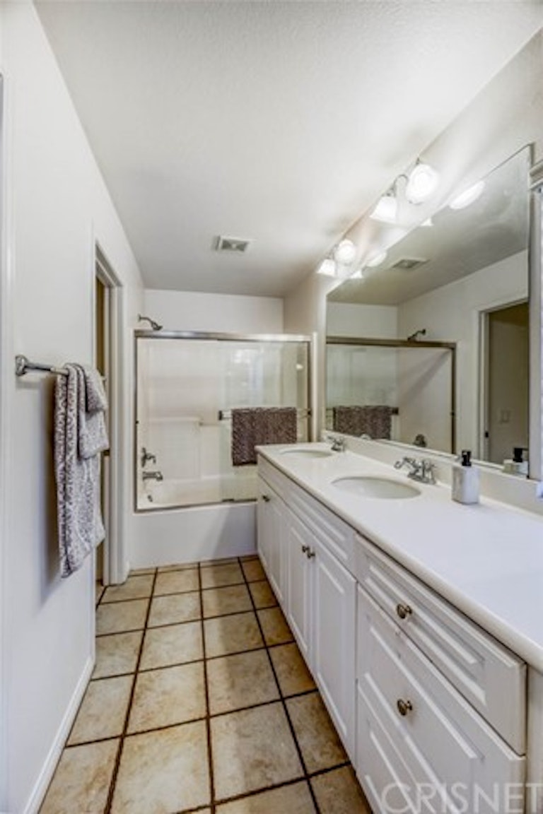 Photo 15 of 26 - 19326 Opal Ln #326, Santa Clarita, CA 91350