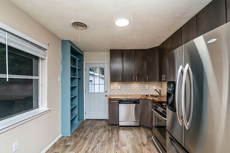 Photo 4 of 17 - 1008 Powell Rd, Mesquite, TX 75149
