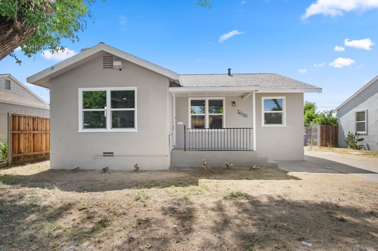 Photo 2 of 33 - 5636 Vista Ave, Sacramento, CA 95824
