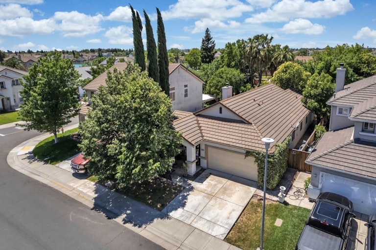 Photo 4 of 48 - 4223 Windsong St, Sacramento, CA 95834