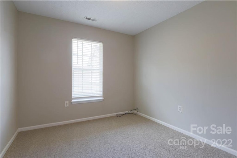 Photo 8 of 14 - 2415 Smugglers Ct, Charlotte, NC 28216