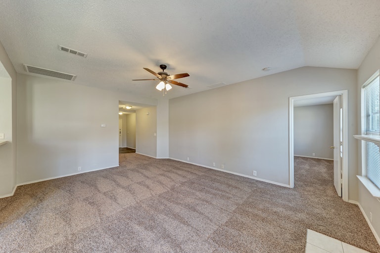 Photo 11 of 23 - 1405 Gilday Dr, Arlington, TX 76002
