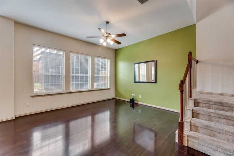 Photo 3 of 19 - 3824 Vienna St, Irving, TX 75038