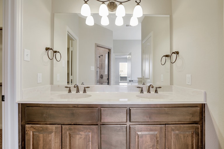 Photo 13 of 26 - 729 Seabourne Dr, Fort Worth, TX 76179