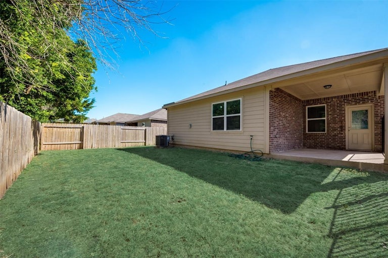 Photo 25 of 27 - 1112 Bluffview Dr, Hutchins, TX 75141