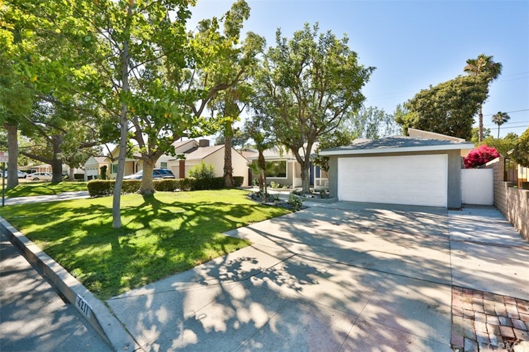 Photo 34 of 36 - 4211 W Woodland Ave, Burbank, CA 91505