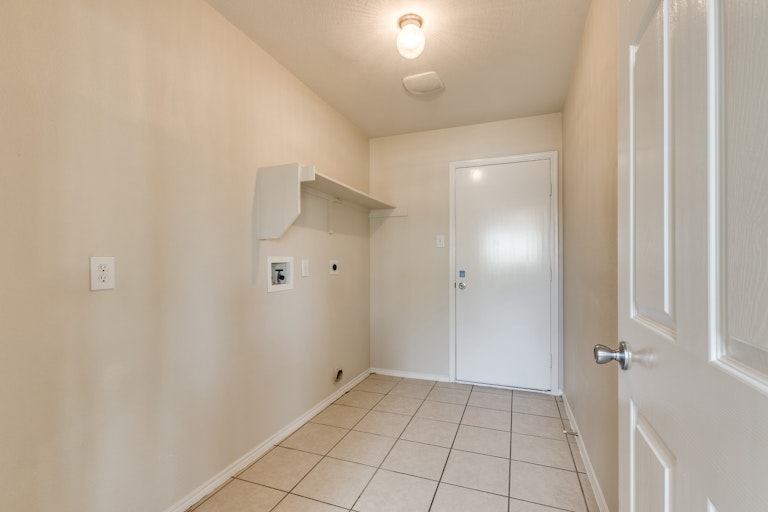 Photo 18 of 37 - 414 Hackberry Dr, Fate, TX 75087