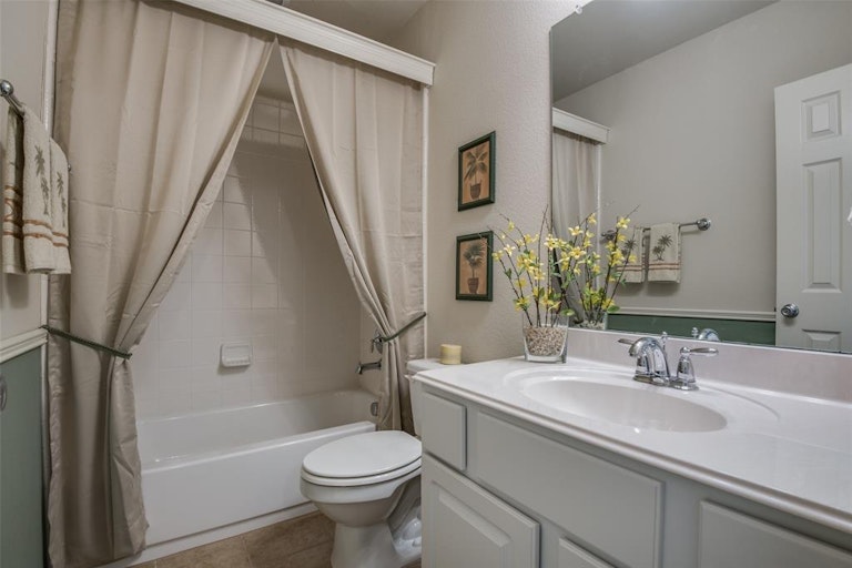 Photo 17 of 29 - 328 Turnstone Dr, Little Elm, TX 75068