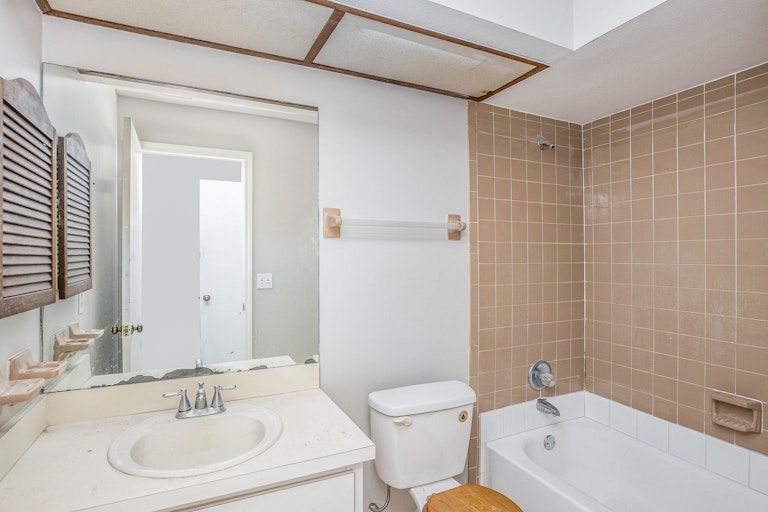 Photo 7 of 18 - 3139 Bordeaux Ln, Clearwater, FL 33759