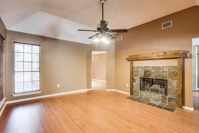 Photo 4 of 29 - 720 Ridgemont Dr, Allen, TX 75002