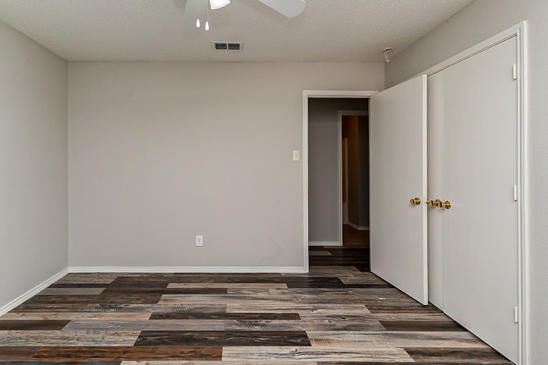 Photo 23 of 27 - 610 Silvertop Rd, Arlington, TX 76002
