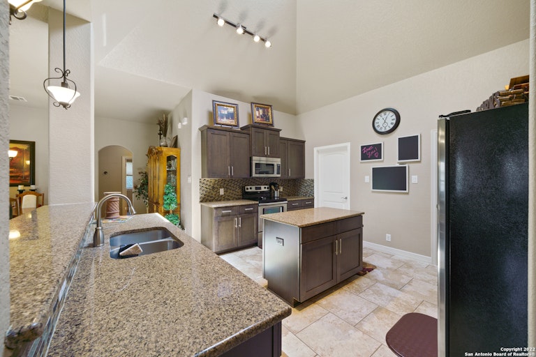 Photo 13 of 36 - 15807 Fox Ln, Selma, TX 78154