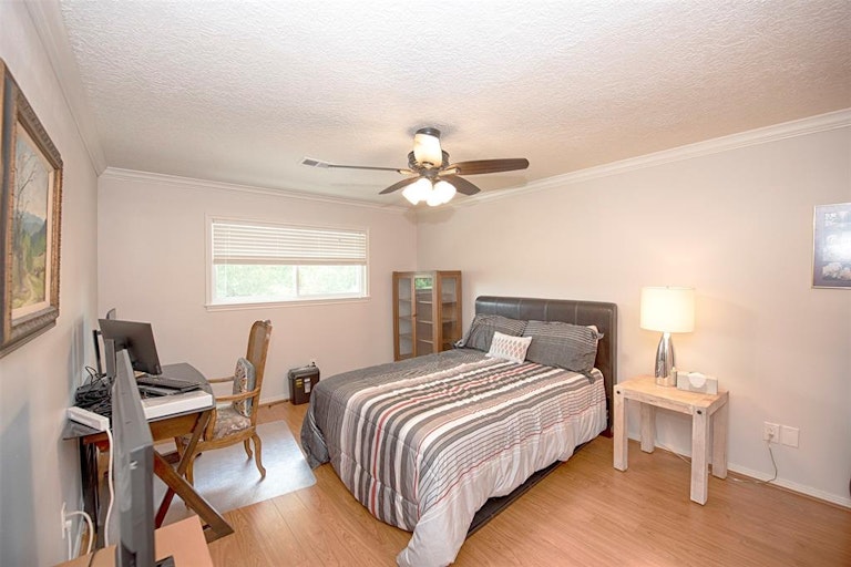 Photo 28 of 42 - 15806 Brook Forest Dr, Houston, TX 77059