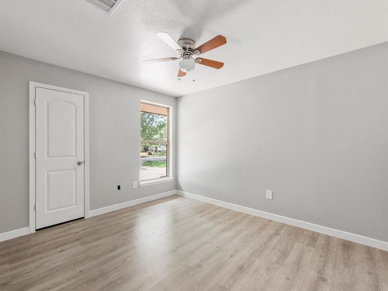 Photo 16 of 22 - 5310 Castlecreek Ln, Houston, TX 77053