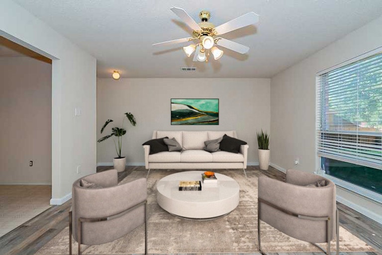 Photo 3 of 22 - 3521 Louise Ln, Balch Springs, TX 75180