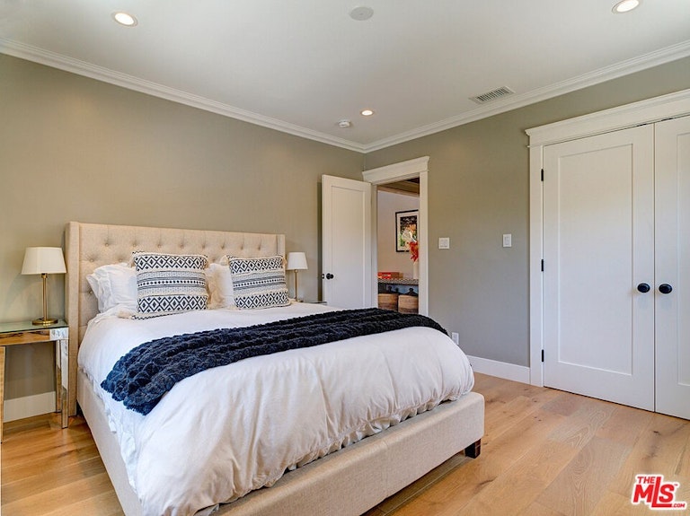 Photo 15 of 26 - 7404 Kentwood Ave, Los Angeles, CA 90045