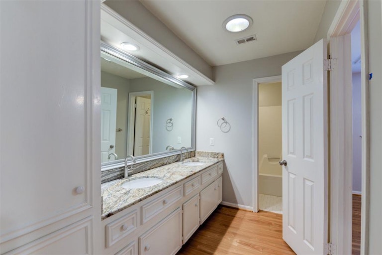 Photo 17 of 26 - 931 Daria Dr, Houston, TX 77079