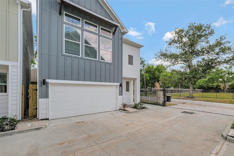 Photo 4 of 28 - 5509 Beall St Unit C, Houston, TX 77091