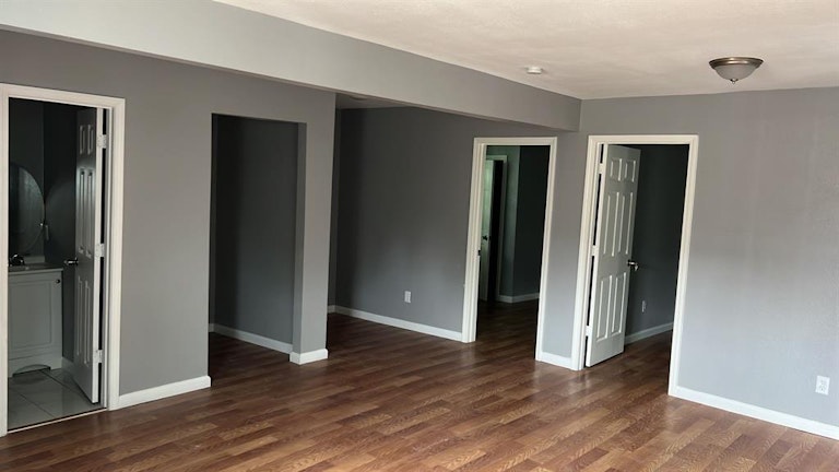 Photo 4 of 18 - 6616 Linden St, Houston, TX 77087